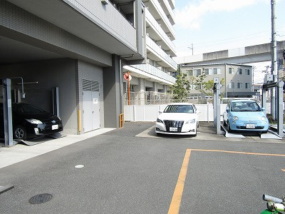 ヴェルドゥール南茨木の駐車場