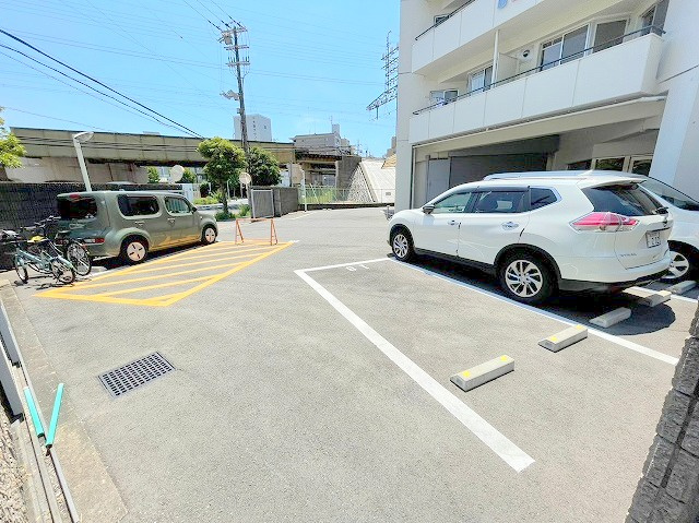ハイツサンロイヤルの駐車場