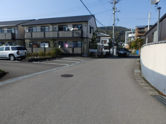 カーサ クレール C棟の駐車場|前面道路