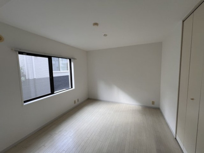 【居間・リビング】 | ローズガーデン１番館 | 白を基調とした明るい洋室