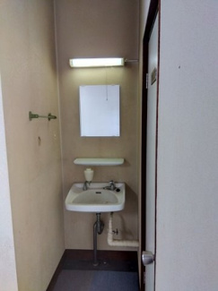 【洗面所】 | 長地小萩３丁目貸事務所 | トイレ横　手洗い