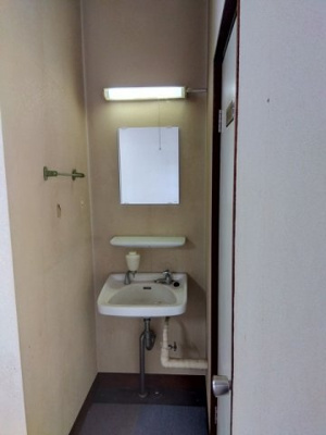 【洗面所】 | 長地小萩３丁目貸事務所 | トイレ横　手洗い