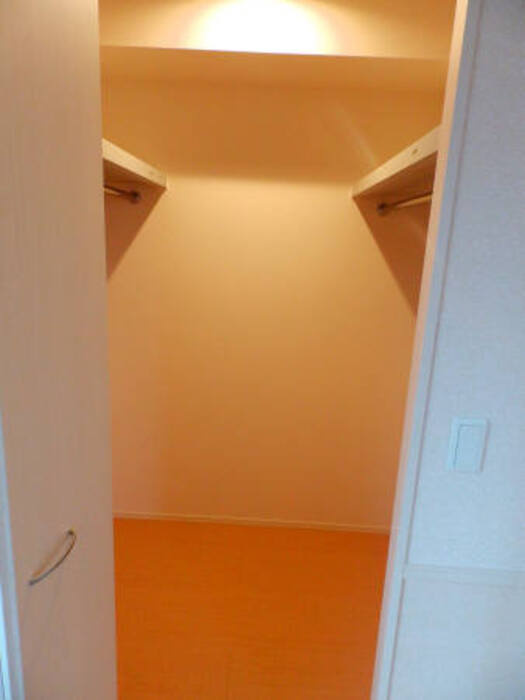 メゾン・シャロームの収納|205 ウォーキンクローゼット