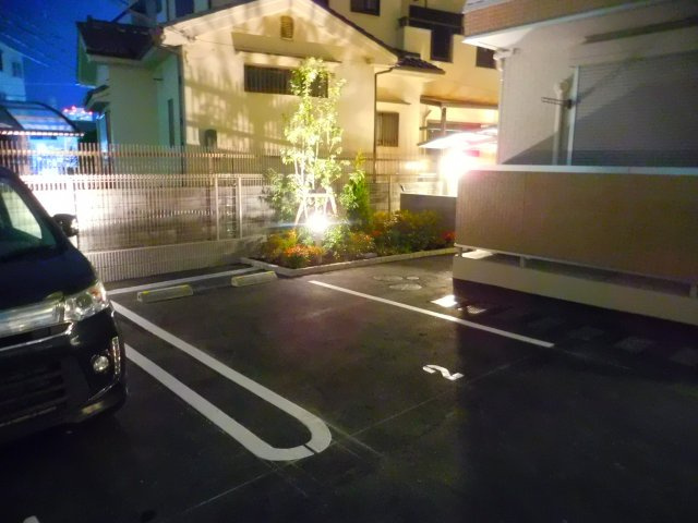 メゾンボヌールの駐車場