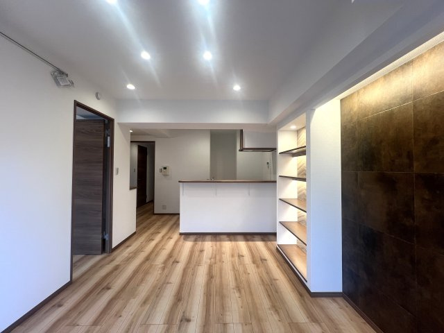 みんな大好き横浜B級グルメ「バーグ」日替わりもおススメ徒歩圏内です。【リノベ／ライオンズマンション横浜大通り公園南】の居間・リビング|こちらの居間で趣味の時間をお楽しみください