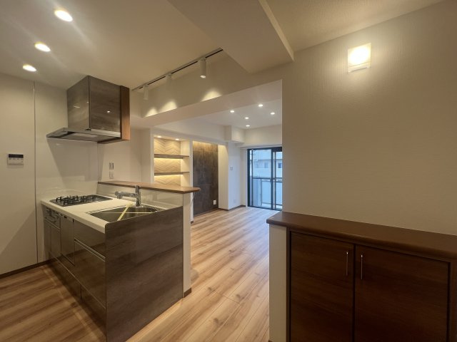 みんな大好き横浜B級グルメ「バーグ」日替わりもおススメ徒歩圏内です。【リノベ／ライオンズマンション横浜大通り公園南】のキッチン|キッチンです