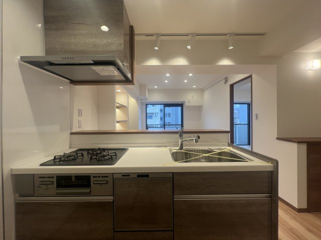 みんな大好き横浜B級グルメ「バーグ」日替わりもおススメ徒歩圏内です。【リノベ／ライオンズマンション横浜大通り公園南】のキッチン|使いやすいキッチンです