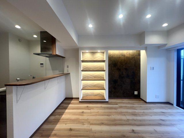 みんな大好き横浜B級グルメ「バーグ」日替わりもおススメ徒歩圏内です。【リノベ／ライオンズマンション横浜大通り公園南】の居間・リビング|こちらのリビングで趣味の時間をお楽しみください