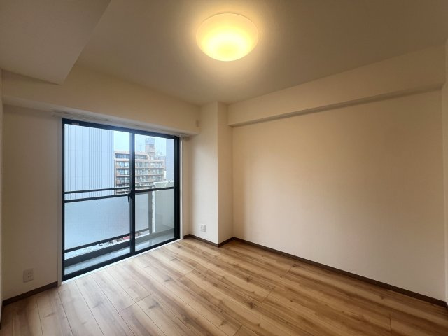 みんな大好き横浜B級グルメ「バーグ」日替わりもおススメ徒歩圏内です。【リノベ／ライオンズマンション横浜大通り公園南】の洋室|広々とした洋室です