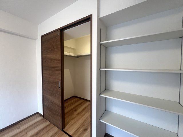 みんな大好き横浜B級グルメ「バーグ」日替わりもおススメ徒歩圏内です。【リノベ／ライオンズマンション横浜大通り公園南】の収納|大きなスペースがあり、収納には困りません