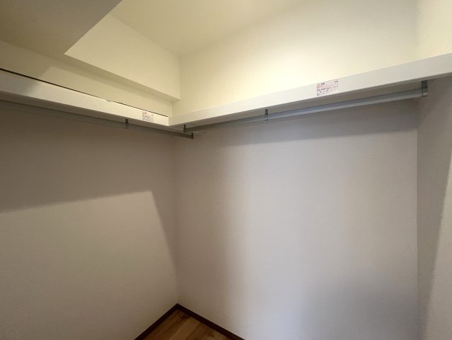 みんな大好き横浜B級グルメ「バーグ」日替わりもおススメ徒歩圏内です。【リノベ／ライオンズマンション横浜大通り公園南】の収納