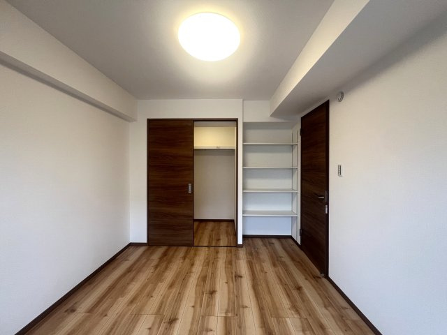 みんな大好き横浜B級グルメ「バーグ」日替わりもおススメ徒歩圏内です。【リノベ／ライオンズマンション横浜大通り公園南】の洋室|スタンダードな洋室です