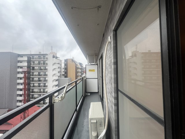 みんな大好き横浜B級グルメ「バーグ」日替わりもおススメ徒歩圏内です。【リノベ／ライオンズマンション横浜大通り公園南】のバルコニー|外からの目が気にならないバルコニーで洗濯物が干せます