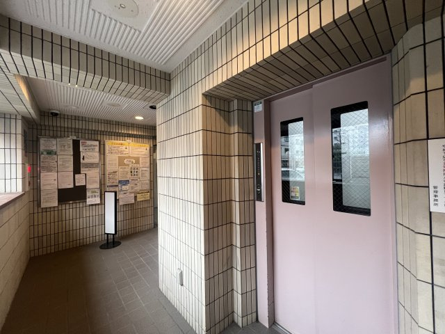 みんな大好き横浜B級グルメ「バーグ」日替わりもおススメ徒歩圏内です。【リノベ／ライオンズマンション横浜大通り公園南】のその他共用部分