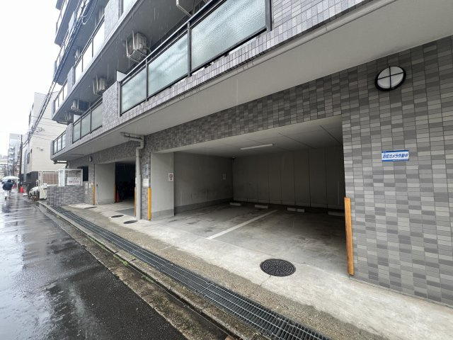 みんな大好き横浜B級グルメ「バーグ」日替わりもおススメ徒歩圏内です。【リノベ／ライオンズマンション横浜大通り公園南】の駐車場