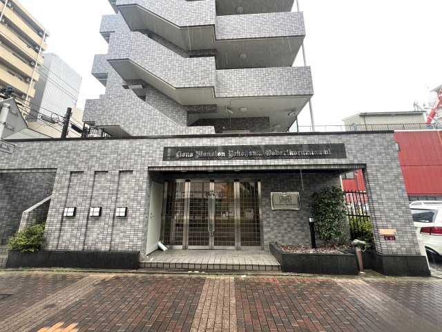 みんな大好き横浜B級グルメ「バーグ」日替わりもおススメ徒歩圏内です。【リノベ／ライオンズマンション横浜大通り公園南】のエントランス|毎日通るエントランスはこのようになっています