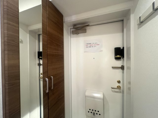 みんな大好き横浜B級グルメ「バーグ」日替わりもおススメ徒歩圏内です。【リノベ／ライオンズマンション横浜大通り公園南】の玄関|明るい玄関です