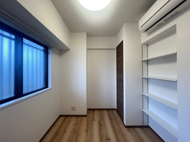 みんな大好き横浜B級グルメ「バーグ」日替わりもおススメ徒歩圏内です。【リノベ／ライオンズマンション横浜大通り公園南】の洋室|ゆったりした洋室です