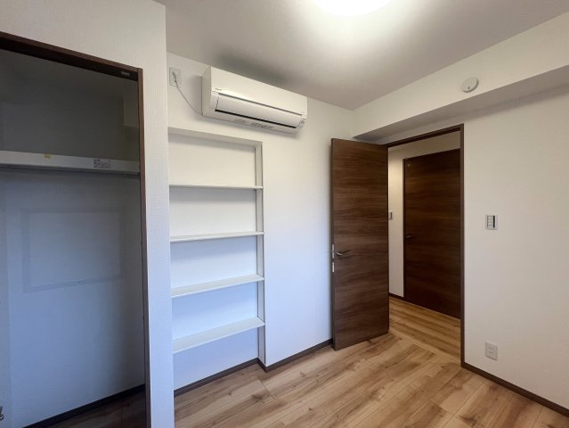 みんな大好き横浜B級グルメ「バーグ」日替わりもおススメ徒歩圏内です。【リノベ／ライオンズマンション横浜大通り公園南】の収納|ちょっとした収納スペースも充実しています