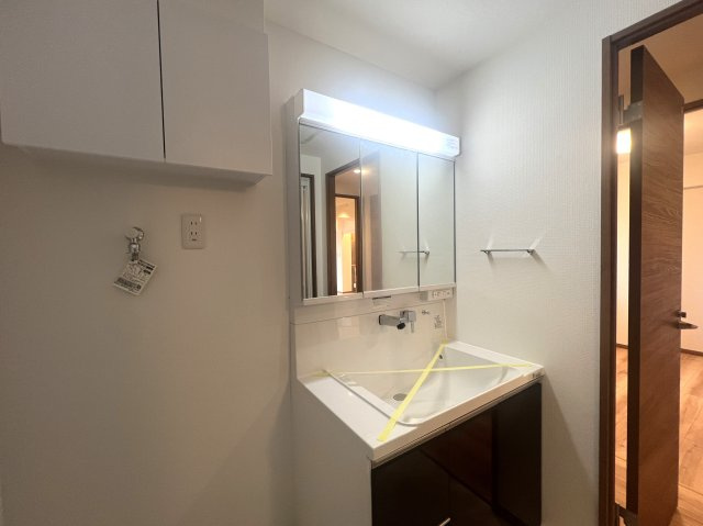 みんな大好き横浜B級グルメ「バーグ」日替わりもおススメ徒歩圏内です。【リノベ／ライオンズマンション横浜大通り公園南】の独立洗面台|独立洗面台あり、毎朝おしゃれに忙しい女性の方におすすめです