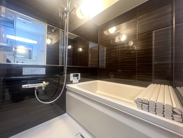 みんな大好き横浜B級グルメ「バーグ」日替わりもおススメ徒歩圏内です。【リノベ／ライオンズマンション横浜大通り公園南】の浴室|日々の疲れを癒すお風呂付です