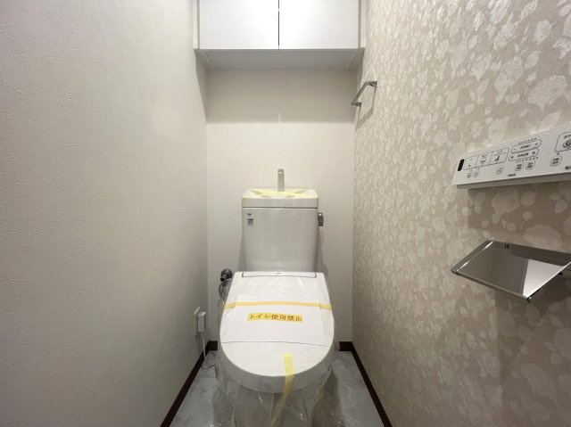 みんな大好き横浜B級グルメ「バーグ」日替わりもおススメ徒歩圏内です。【リノベ／ライオンズマンション横浜大通り公園南】のトイレ|ゆったりとした空間のトイレです