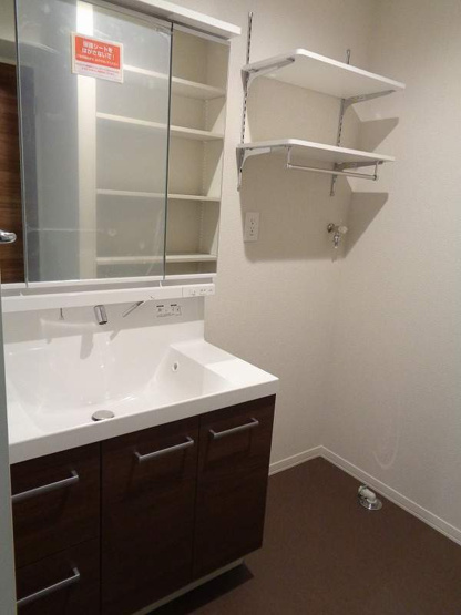 【洗面所】 | べレオ　ラ・カシータ | 三面鏡シャワー洗面台　洗濯機置場　上部棚