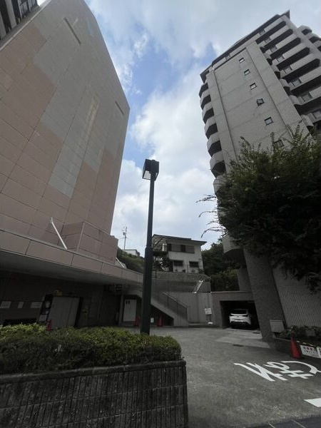 バンベール・グラン山手 弐番館の駐車場