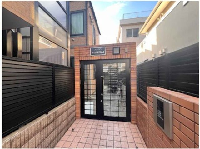 ルームズ高円寺南Bのエントランス