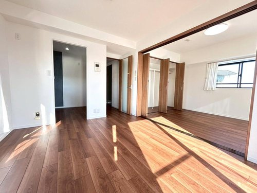 ライオンズマンション越谷南の居間・リビング|こちらのリビングで趣味の時間をお楽しみください