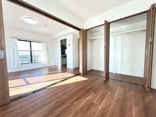 ライオンズマンション越谷南の洋室|明るい洋室です