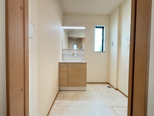 江戸川区東小岩１丁目　新築戸建B号棟の独立洗面台|2026年3月1日撮影