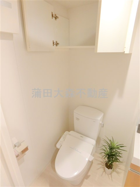 ジェノヴィア蒲田Ⅱスカイガーデンのトイレ|吊り戸棚と温水洗浄便座付きのトイレ