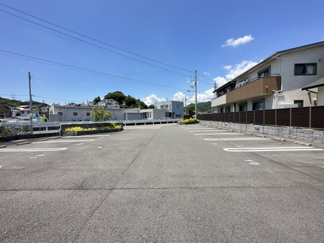 ベレオ弓張月の駐車場