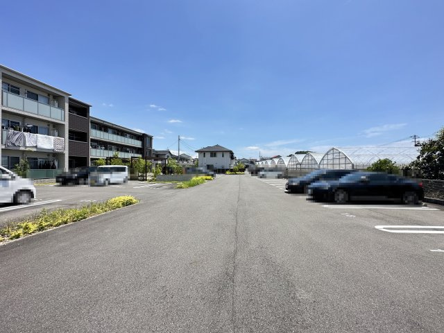 ベレオ弓張月の駐車場