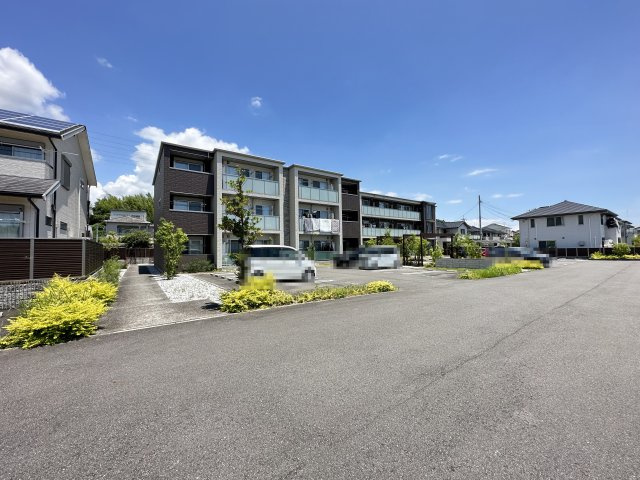 ベレオ弓張月の駐車場
