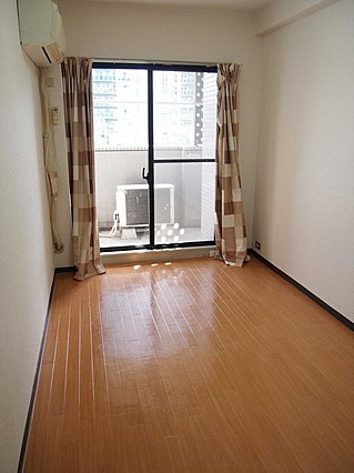 ネオダイキョー三宮の居間・リビング