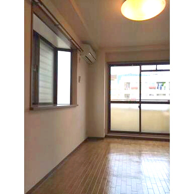 ハイツ西川の居間・リビング