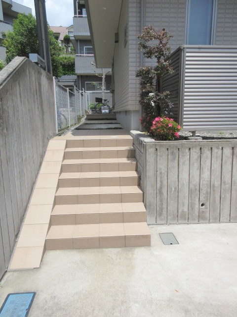 カーサ　妙蓮寺のロビー|エントランスアプローチ