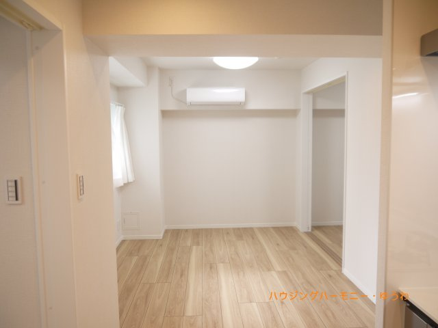 【洋室】 | 東池袋ハイツ弐番館 | 心地よい光と風があふれています。プライベートな自分時間を快適に過ごせるお部屋。