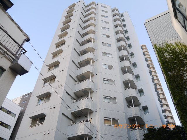 【外観】 | 東池袋ハイツ弐番館 | モダンでスタイリッシュな印象を与えるグレーを基調とした外観。敷地内で管理されている木々の色味との相性も良く上品でおしゃれな雰囲気を演出してくれます。