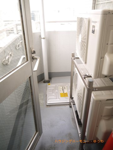 【バルコニー】 | 東池袋ハイツ弐番館 | バルコニー面、壁一面の掃き出し窓からたくさんの陽の光が入ってまいります！