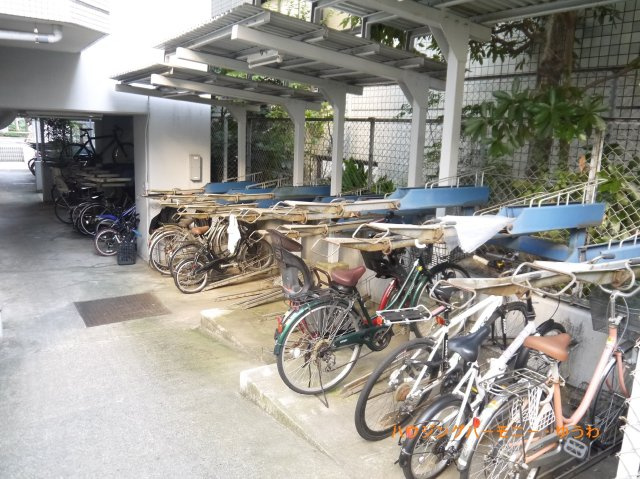 【駐輪場】 | 東池袋ハイツ弐番館 | 屋根付きの駐輪場となっていますので、雨の日でも大切な自転車が濡れずに済みます。