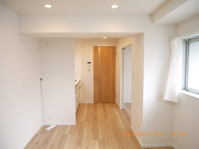 【居間・リビング】 | 東池袋ハイツ弐番館 | 光と風があふれる開放的なリビングダイニングには自然と家族みんなが集まってきます。