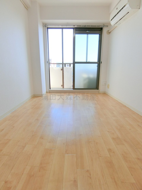 ジョイフル蒲田弐番館の居間・リビング|東向きバルコニーの洋室