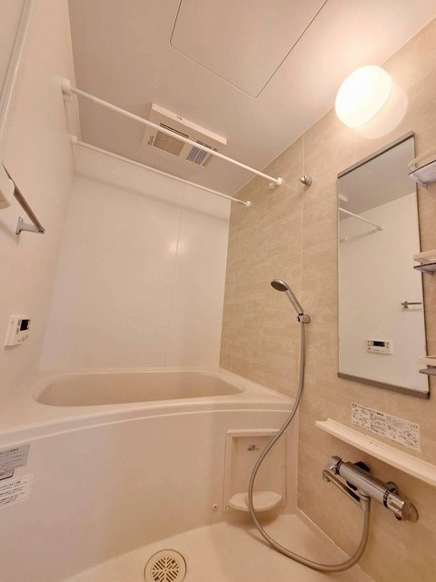 ｈｅｒｅｕｘ ｈｅｕｒｅ(ｳﾙｳｰﾙ)の浴室|★ゆったりバスルーム★