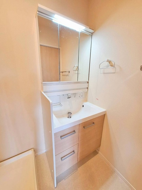 ｈｅｒｅｕｘ ｈｅｕｒｅ(ｳﾙｳｰﾙ)の洗面所|★3面鏡独立洗面台付き★