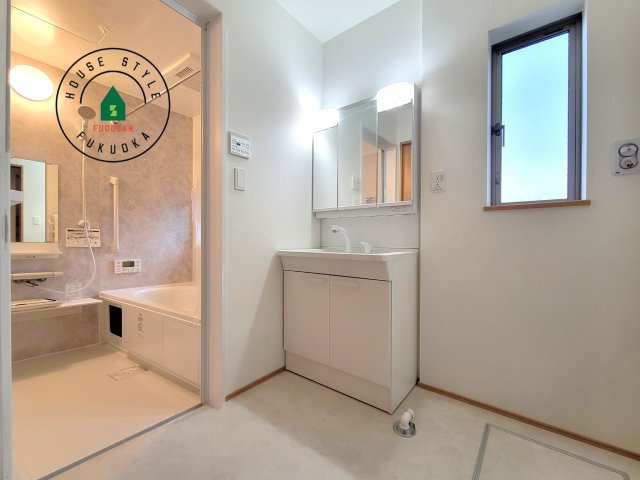 糸島市板持2丁目第1-2棟（A号棟）の内観：施工例|ゆとりの洗面スペースで朝の身支度もスムーズに。暮らしを快適に変えるシャワー付洗面台です！