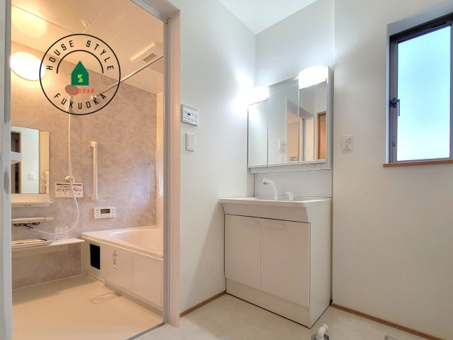 糸島市板持2丁目第1-2棟（A号棟）の内観：施工例|毎日使うものだから清潔な空間を保ちたい水回り。洗面にはそんな願いを解消させてくれる収納アイデアが満載です。三面鏡の裏側にはキャビネットが現れ小物から背の高い物まで収納できます。