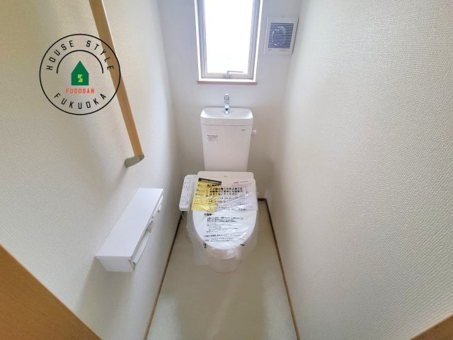 糸島市板持2丁目第1-2棟（A号棟）の内観：施工例|温水洗浄便座を完備しております。2ヶ所にトイレがあるのは朝の慌ただしい時間も安心です。